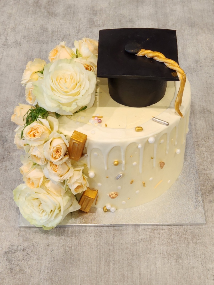 Graduation hat Fresh Flower Cake